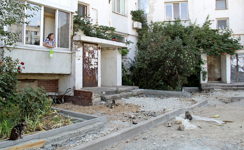 На Симферопольском шоссе начался ремонт двора