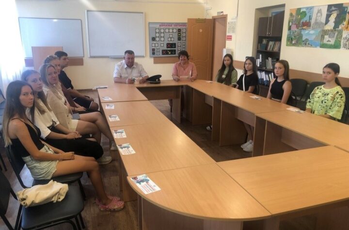 В Феодосии сотрудники Госавтоинспекции провели рабочую встречу с лидерами ученического самоуправления