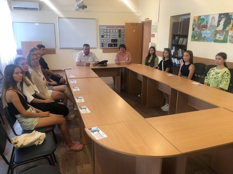 В Феодосии сотрудники Госавтоинспекции провели рабочую встречу с лидерами ученического самоуправления