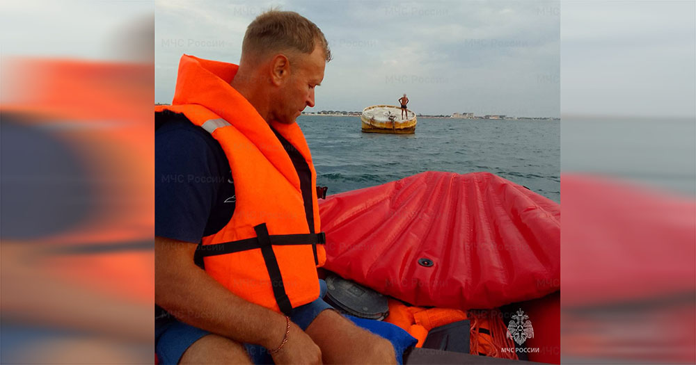 В Феодосии мужчина погнался за своей лодкой и едва не утонул