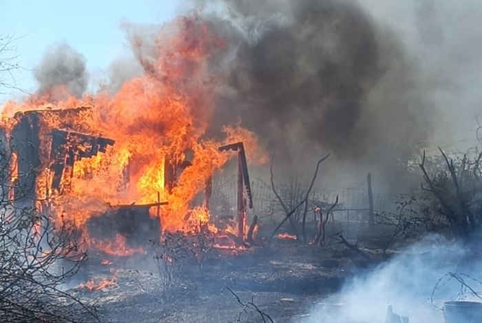 В Орджоникидзе два часа тушили пожару жилого дома