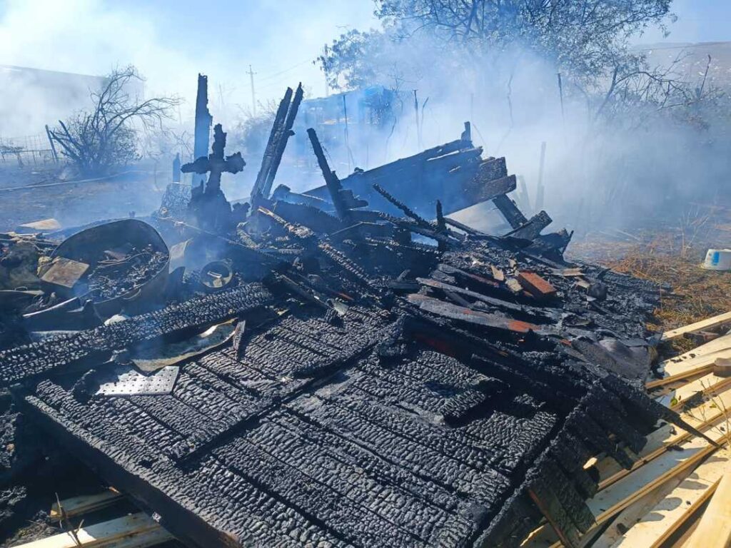 В Орджоникидзе два часа тушили пожару жилого дома