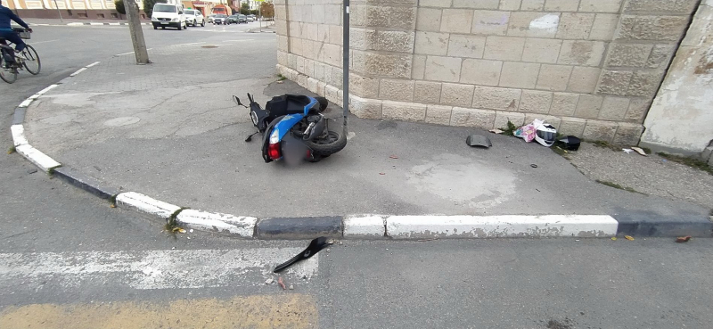 В Феодосии произошло ДТП между мотоциклом и автомобилем: пострадала женщина