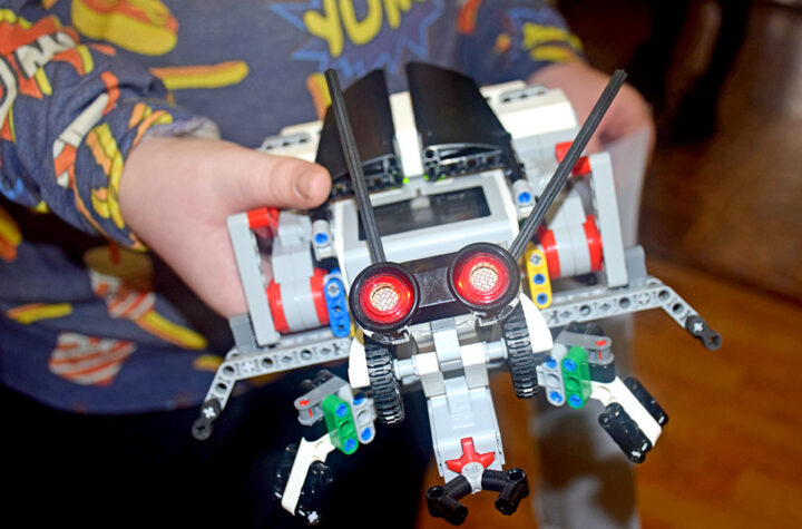 В детской библиотеке юные изобретатели показали своих роботов