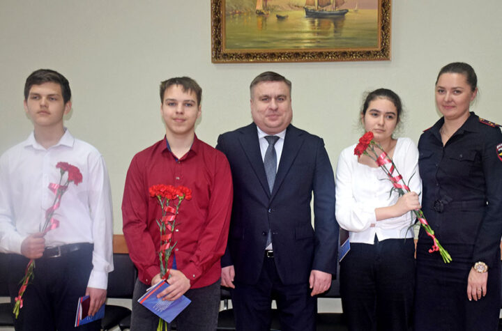 Прокурор Феодосии вручил паспорта юным горожанам