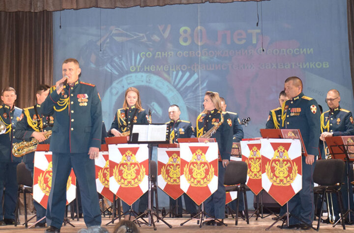 Военный оркестр под руководством Даниила Рафаилова поздравил горожан