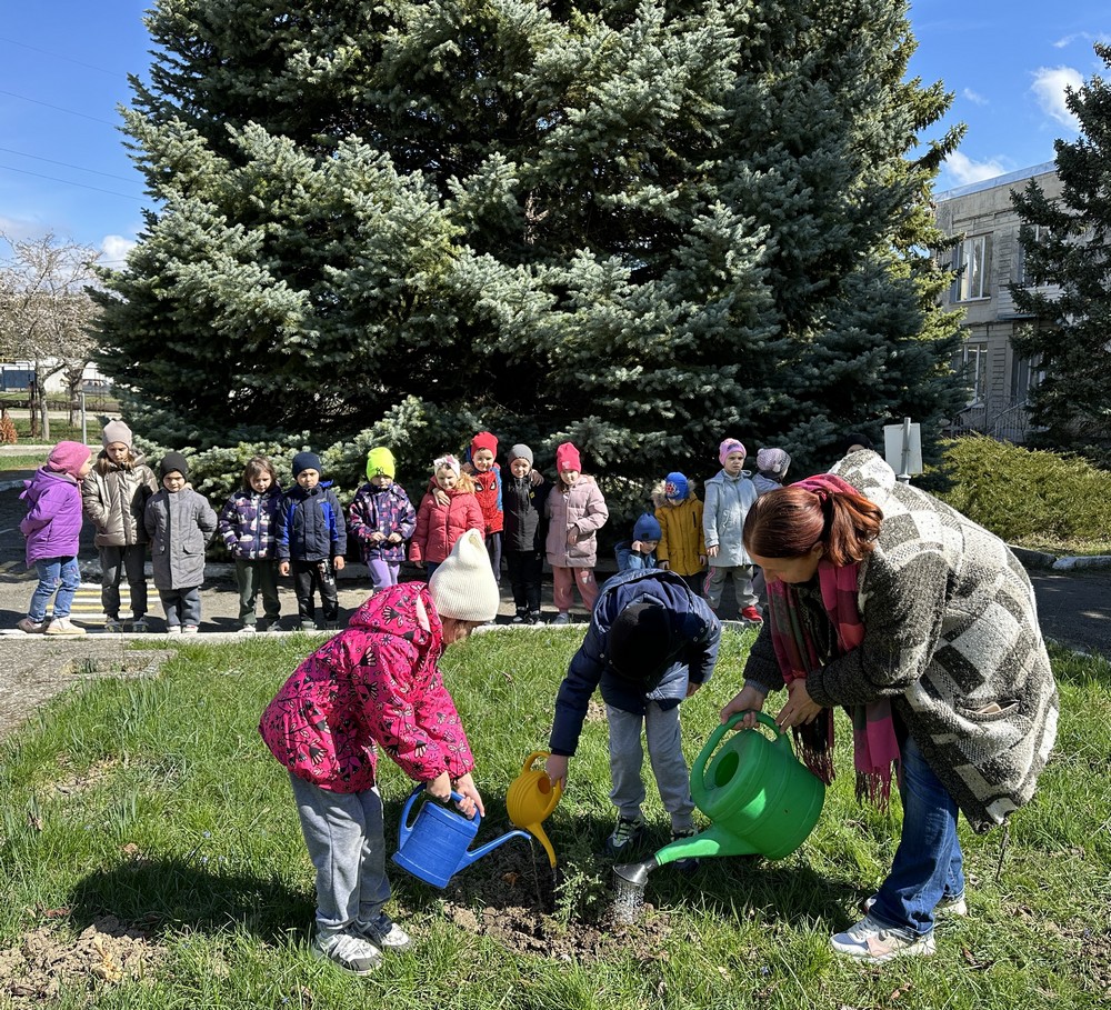 Традиция Щебетовского детского сада «Семицветик» –  акция «Дерево выпускников»